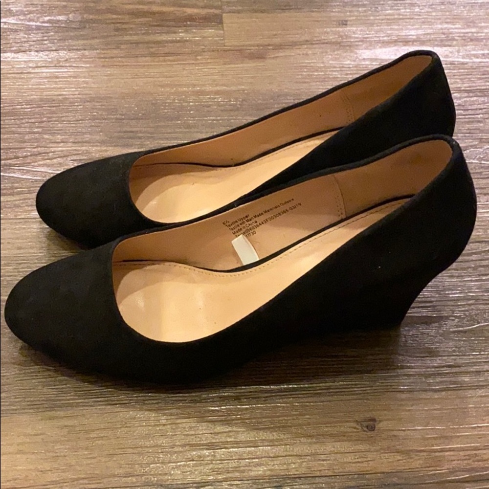 Black wedge pumps